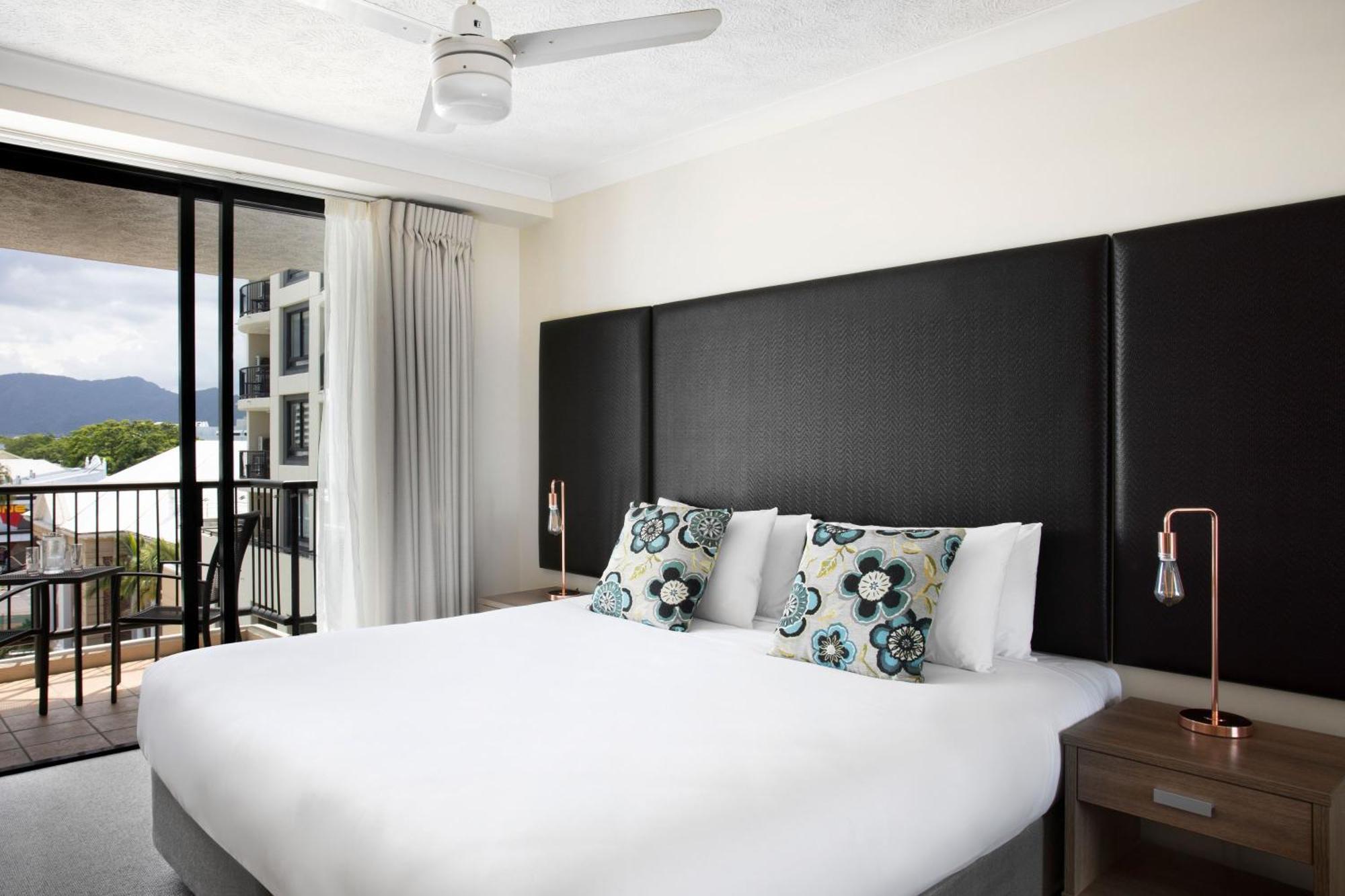 Mantra Esplanade Hotel Cairns Bagian luar foto